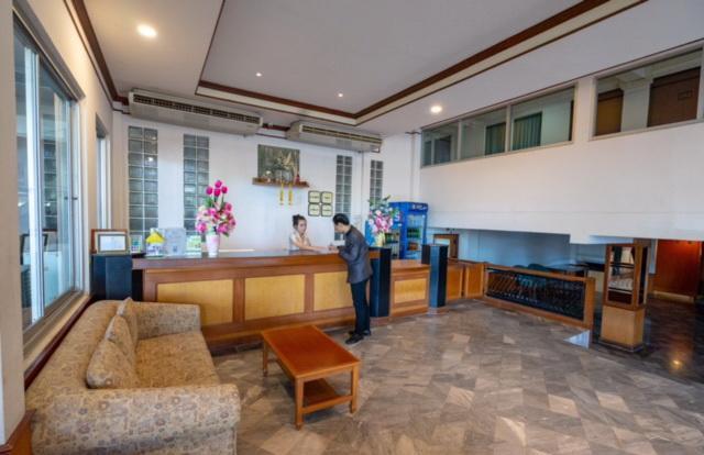Golden House Service And Apartment Rayong Exteriör bild