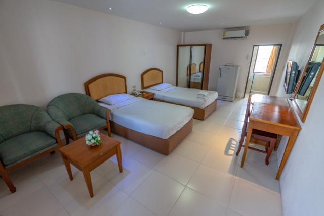 Golden House Service And Apartment Rayong Exteriör bild